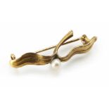 Edwardian single pearl set leaf brooch, central pearl approx. 4mm, yellow gold leaf and stalk