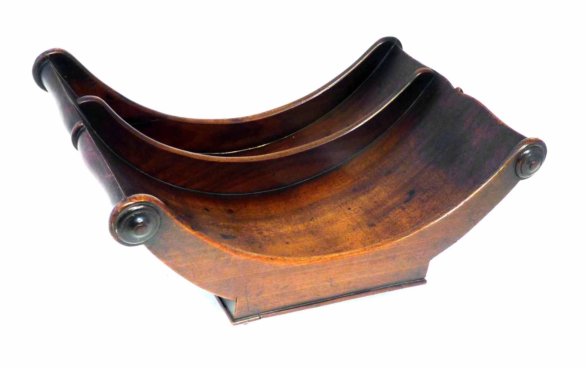 George III mahogany cheese coaster with four articulated metal casters. 40x27cm. Condition report: