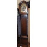 20th century oak grandmother clock with brass face No condition reports for this sale.