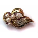 A 9ct gold and pearl brooch No condition reports for this sale.
