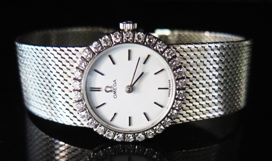 An Omega Lady's 18ct White Gold and Diamond Wristwatch with integral bracelet, 57.2 g