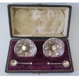 A Victorian Cased Pair of Silver Salts with matched spoons, Birmingham 1897, 32 g, 6 cm diam.