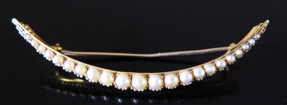 A Pearl Crescent Brooch in 15 ct yellow gold setting, c . 53 mm, 3 g - Image 2 of 2