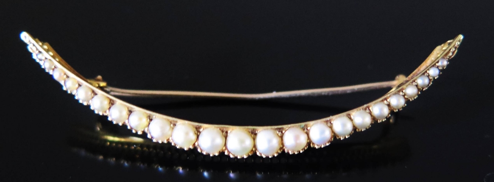 A Pearl Crescent Brooch in 15 ct yellow gold setting, c . 53 mm, 3 g