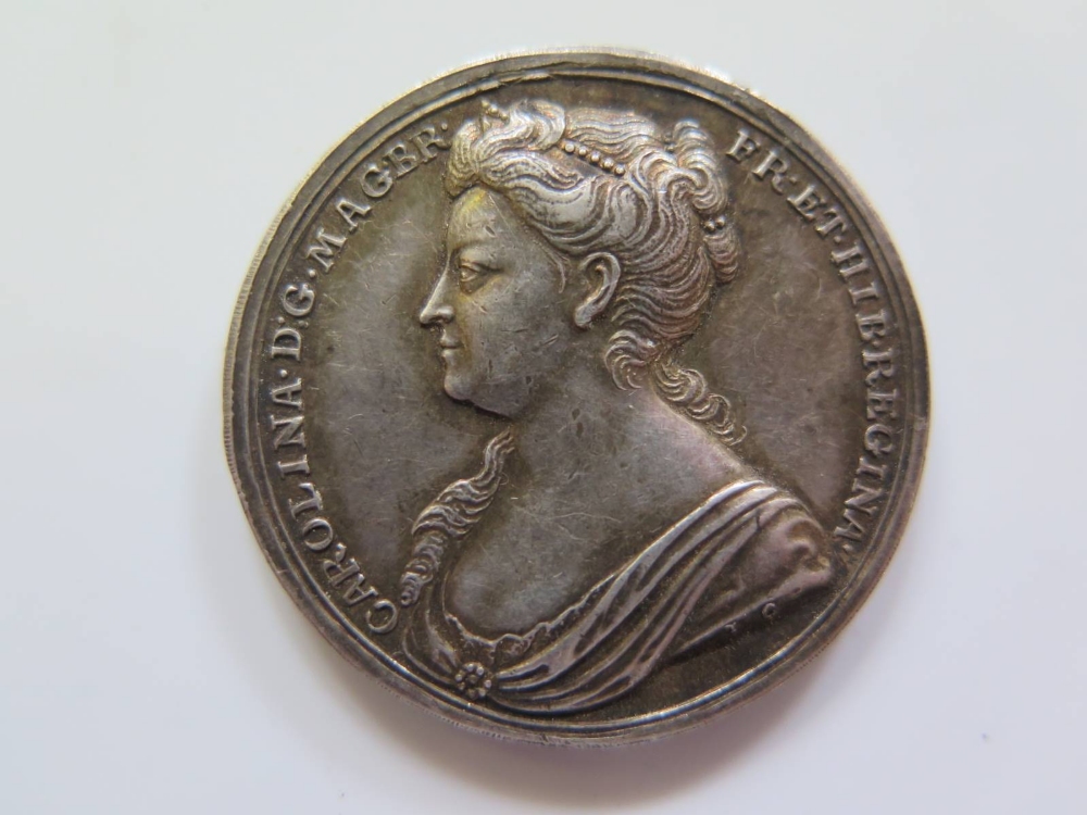 A 1727 Queen Caroline Coronation Silver Medallion - Image 2 of 4