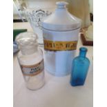 S. Maw & Son Apothecary Drug Jar 'P:PIP:NIGR: 27 cm, glass jar and poison bottle