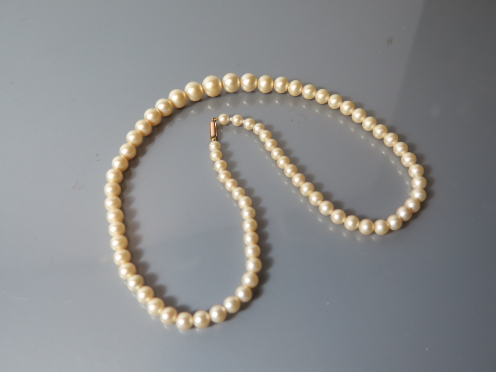 A Pearl Necklace with 9 ct Gold Clasp