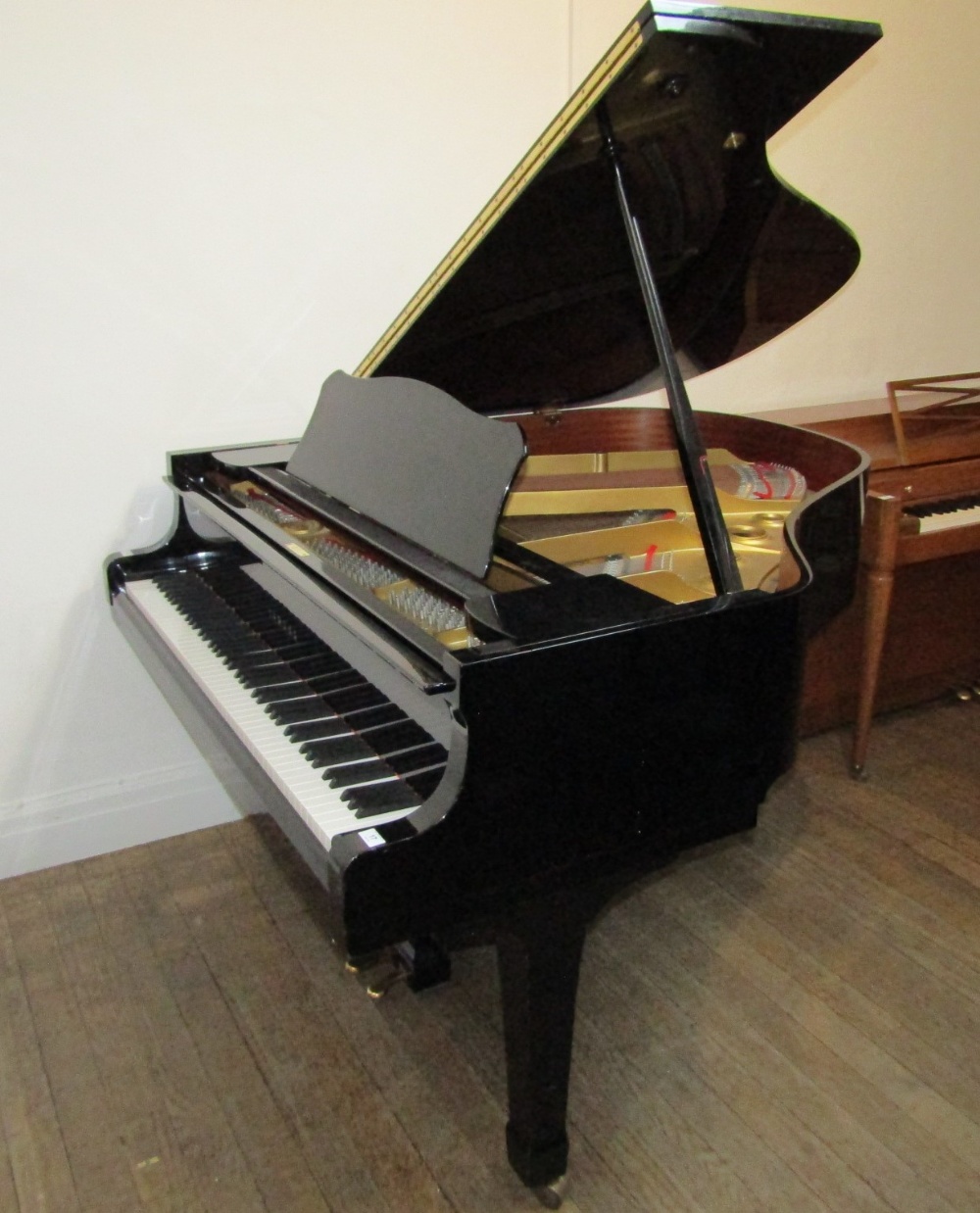 Yamaha (c1990) A 5ft 3in Model G1RE grand piano in a bright ebonised case on square tapered legs.