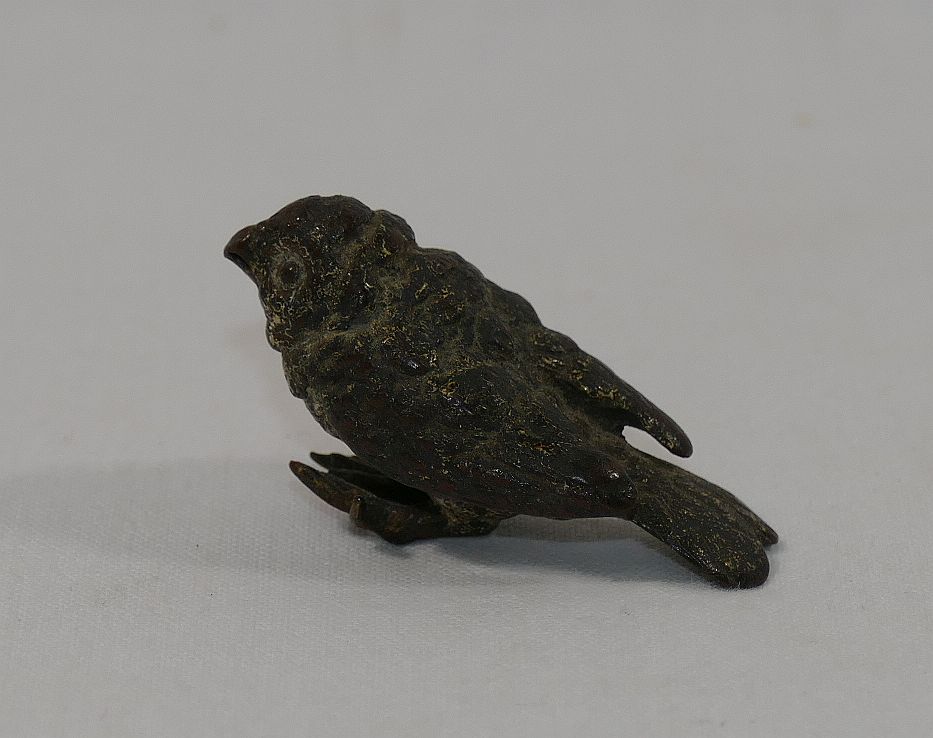 A cold painted bronze of a chick, 4.5cm long x 2.