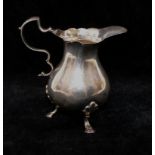 An Edwardian silver cream jug, London 1909,