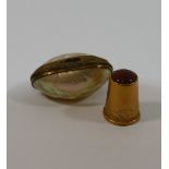 A Swedish gold thimble with agate top, stamped '18K', 2.2cm high, 3.