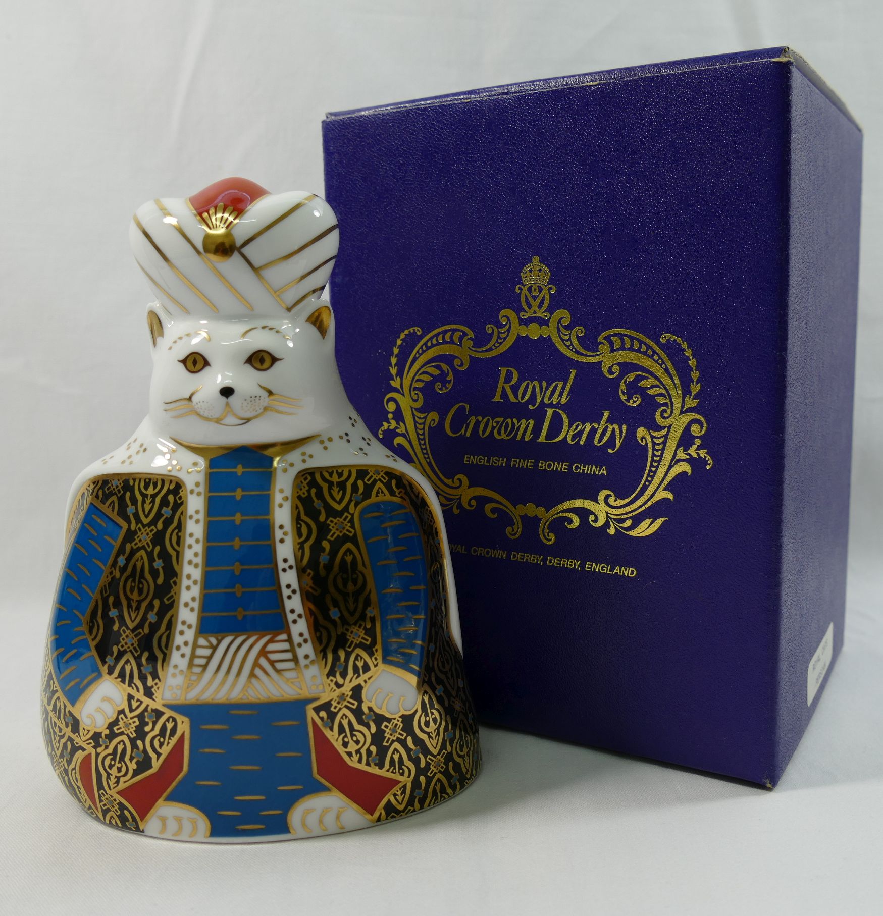 A Royal Crown Derby 'Persian' cat, from the Royal Cat range, dated 1992, 15.