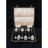 A set of six Edwardian silver onslow pattern teaspoons, London 1910, with shell shaped bowls,