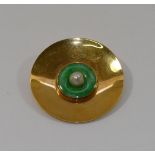 An 18 carat gold target brooch, set with circular jade disk and a cultured pearl, stamped '750', 3.