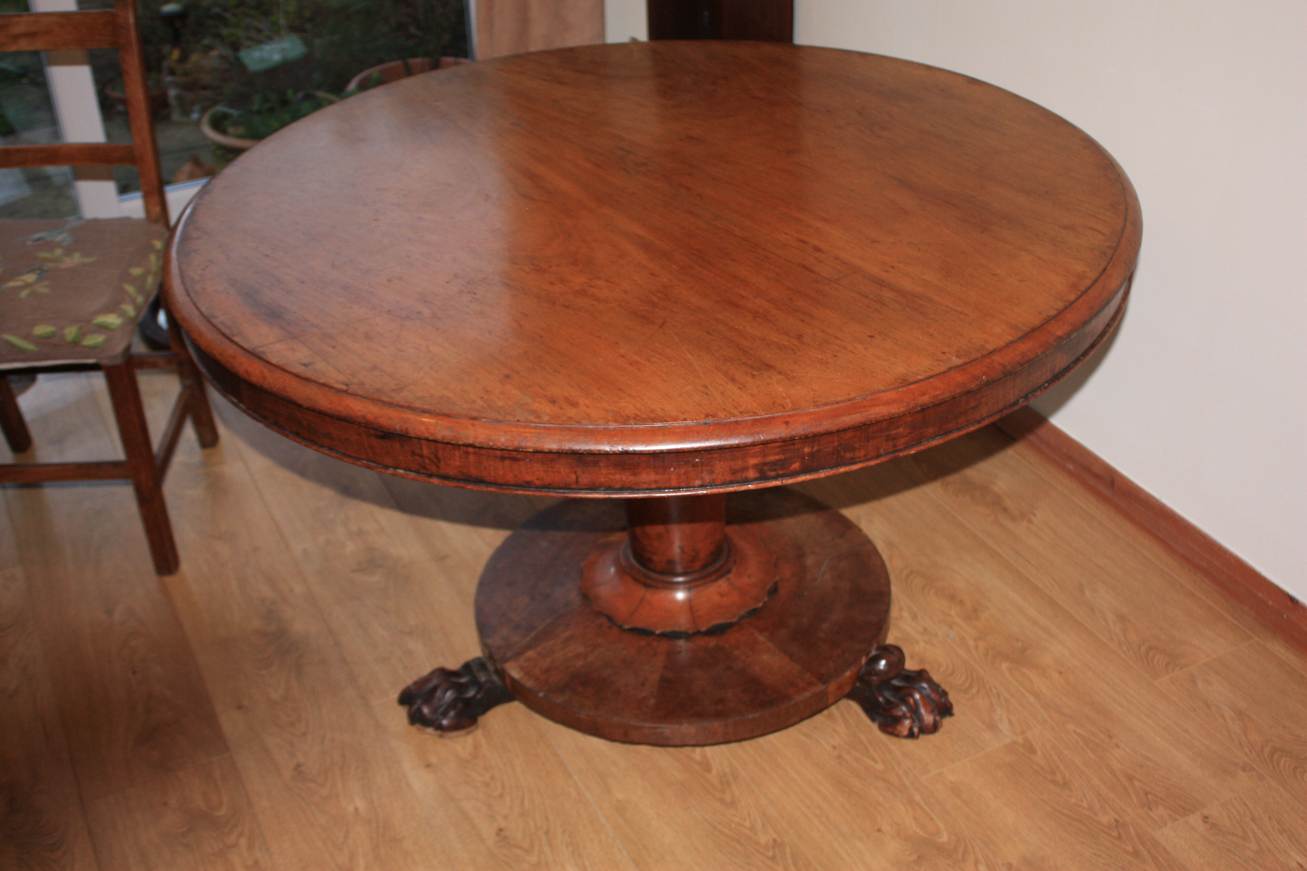 Victorian circular mahogany pedestal breakfast table, diameter 122cm.