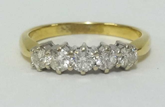 A 18ct diamond set 5 stone ring, finger size L.