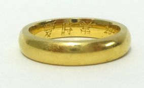 A 22ct gold wedding band, finger size J, approx 6.5gms.