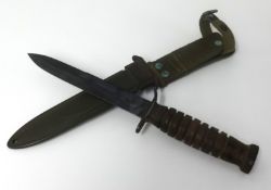 An American M3 Commando dagger with scabbard, length 29cm.