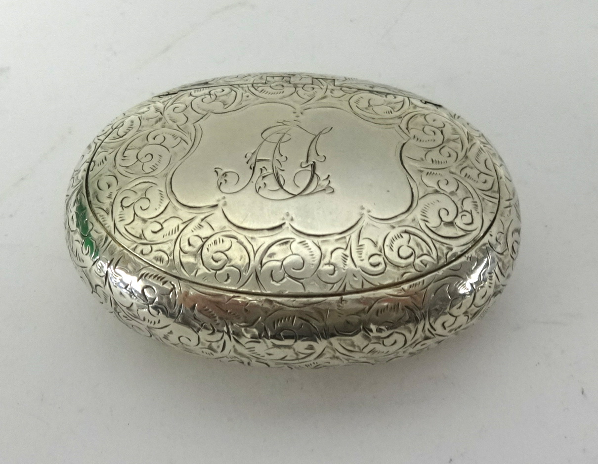 Silver snuff box Deakin and Francis with gilt interior approx 48.3gms.