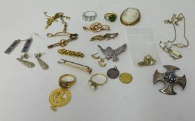 A mixed lot of gold and other jewellery, including brooches, dress rings, pendants etc.