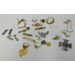 A mixed lot of gold and other jewellery, including brooches, dress rings, pendants etc.