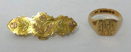 A Victorian 9ct gold brooch with flower design, a 9ct gold signet ring, approx 9.5gms (2).