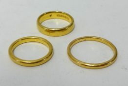 Three 22ct gold wedding bands, approx 14gms