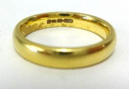 An 18ct gold wedding band, approx 4gms.