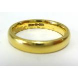 An 18ct gold wedding band, approx 4gms.