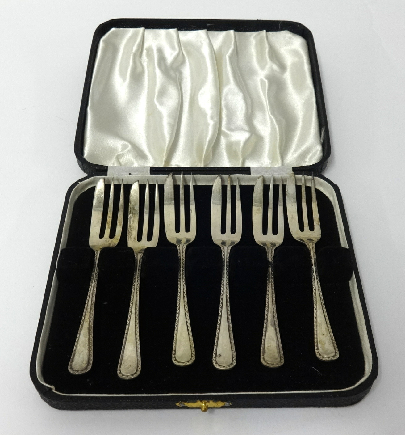 Set of six George V silver cake forks, stamped 'EV', approx 3.16oz.