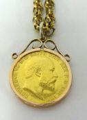 Edw VII 1903 gold sovereign set in a pendant on a gold chain stamped 18k (weight of chain 13.