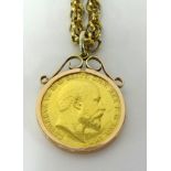 Edw VII 1903 gold sovereign set in a pendant on a gold chain stamped 18k (weight of chain 13.