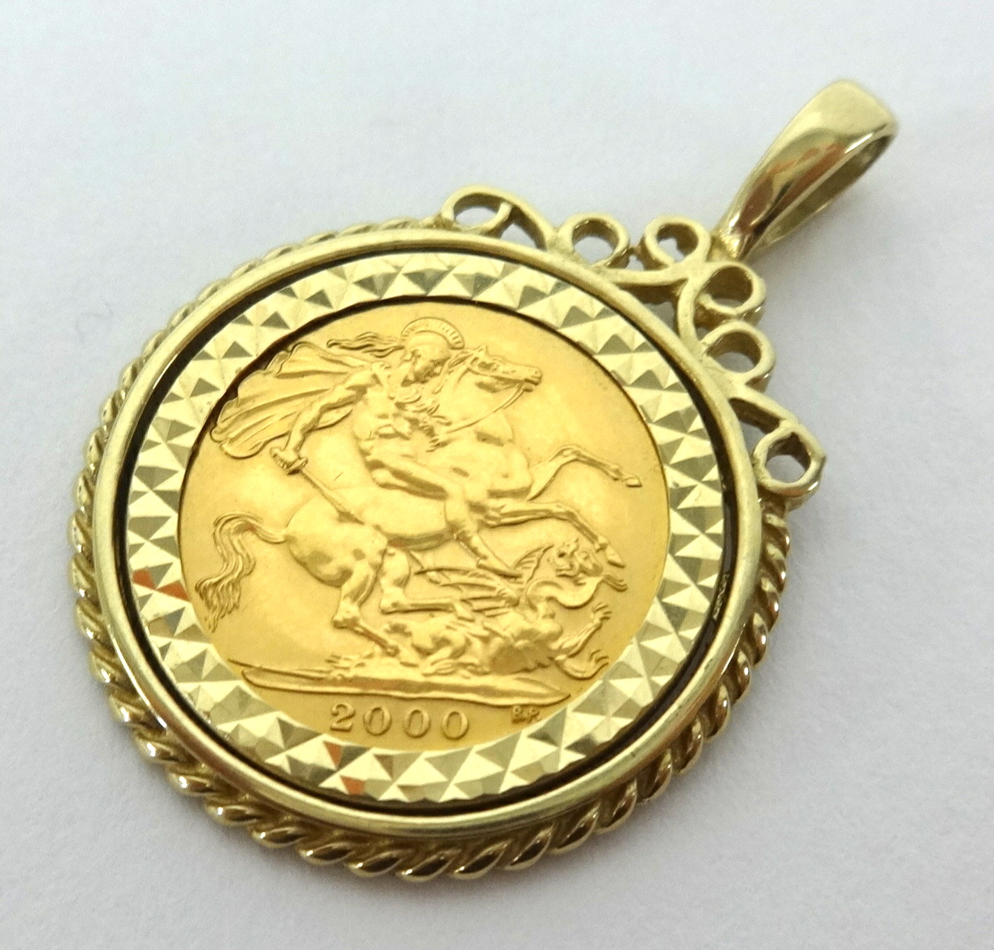 A QEII gold HALF sovereign, set in a 9ct pedant mount, 7.70gms total. - Image 2 of 2