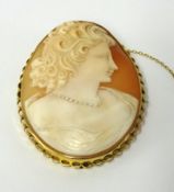 A 9ct gold cameo brooch, length 60mm.