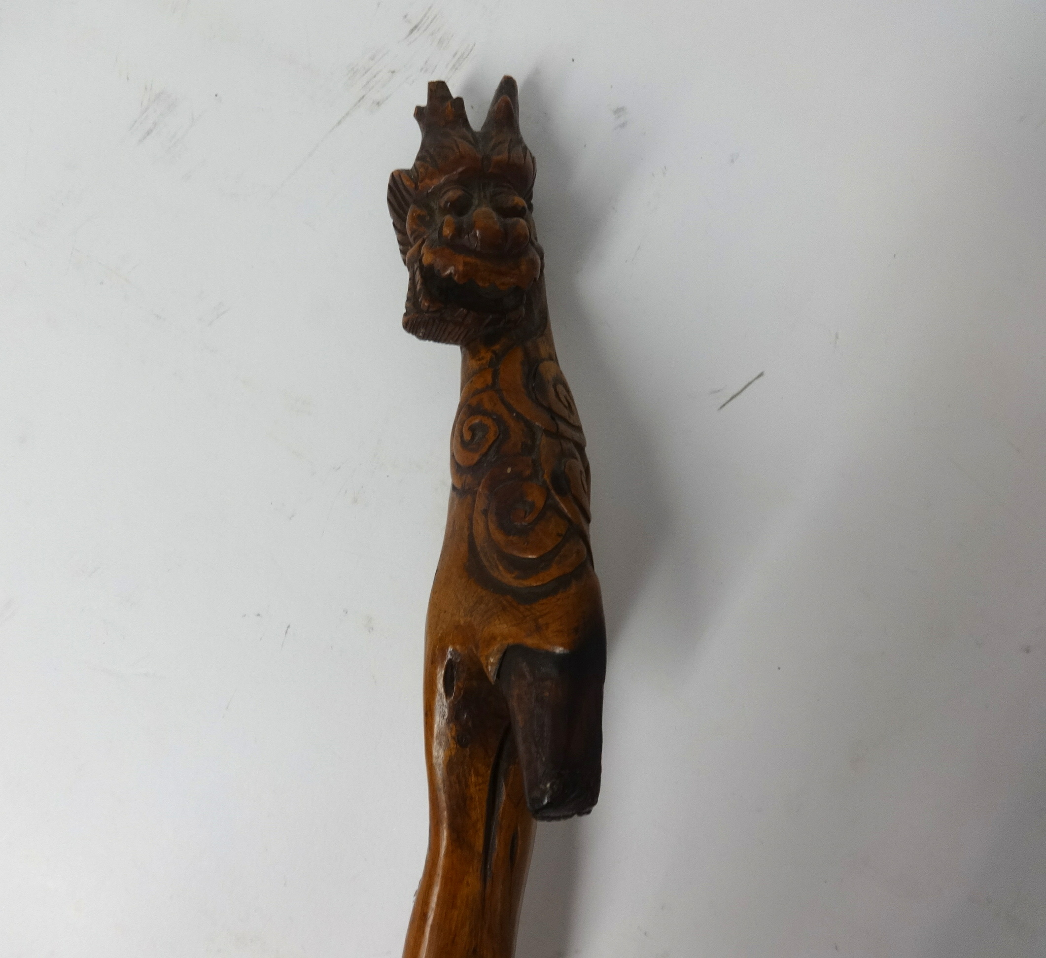 An unusual carved wood walking stick with stylised dragon detail, 114cm long - Image 3 of 3