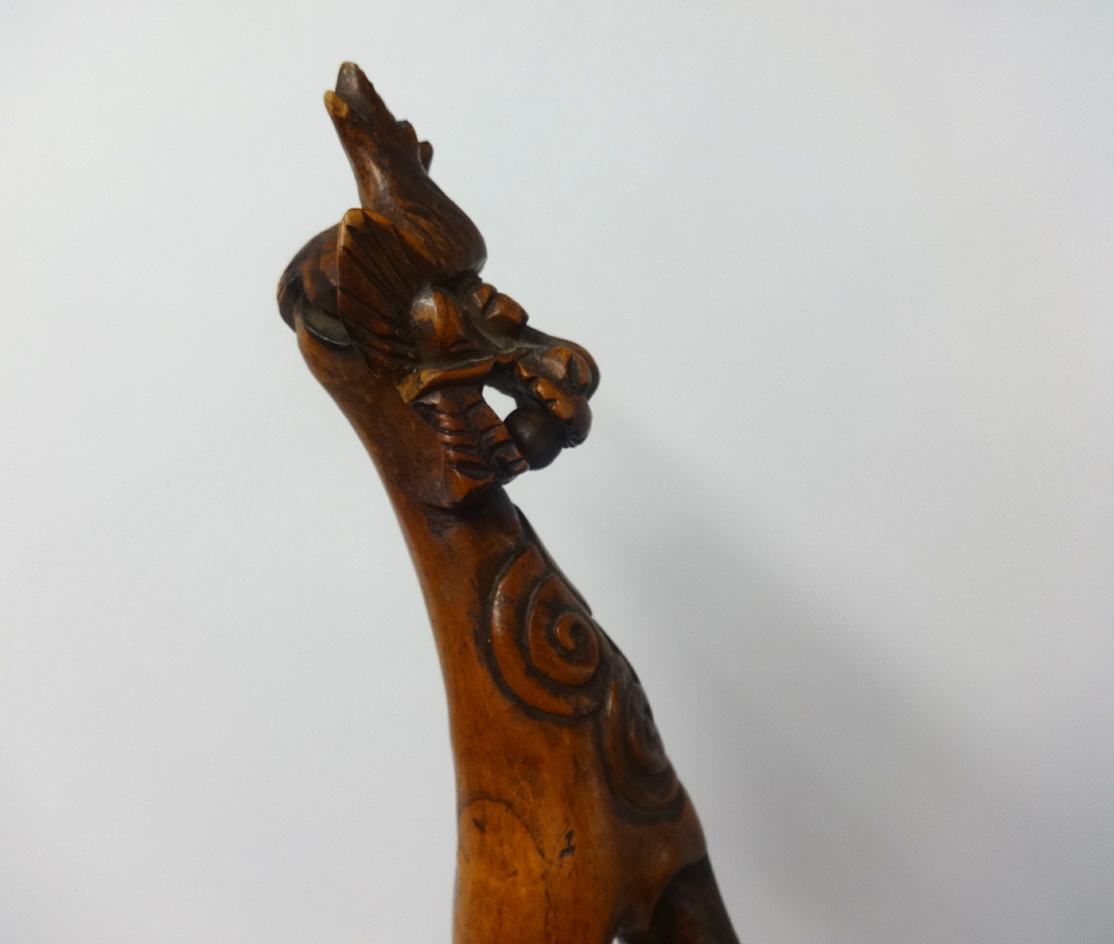 An unusual carved wood walking stick with stylised dragon detail, 114cm long - Image 2 of 3