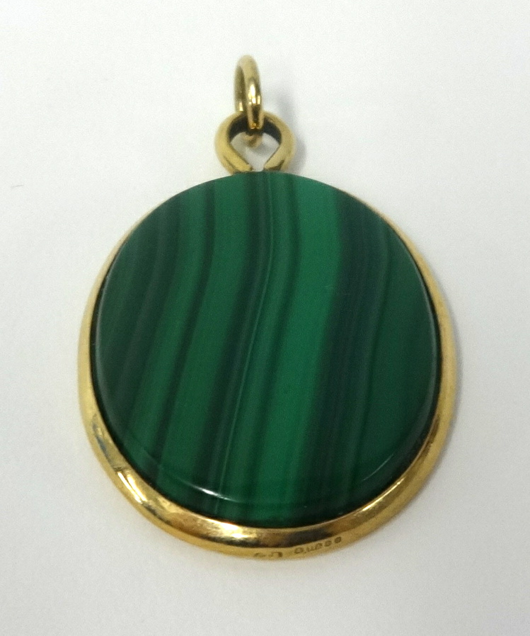 A 9ct gold and malachite oval pendant, approx height 50mm.