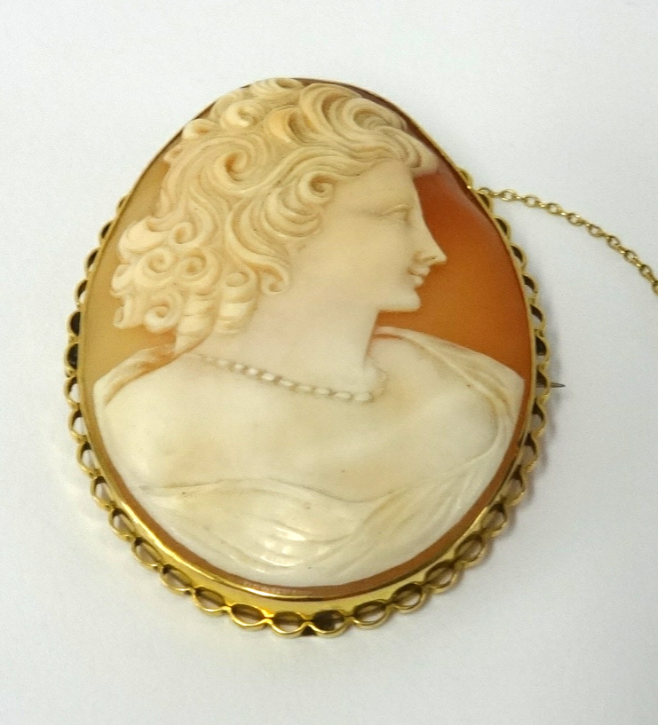 A 9ct gold cameo brooch, length 60mm. - Image 2 of 2