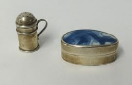 A miniature silver castor and a silver and hardstone set pill box (2).