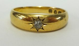 An 18ct gold ring set with a single diamond, approx 4.30gms.