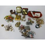 A quantity of assorted costume jewellery.