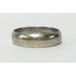 A 9ct white gold wedding band, approx 5.8gms.