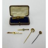 A 9ct gold brooch, two bar brooches and two pins (cased).