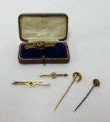 A 9ct gold brooch, two bar brooches and two pins (cased).