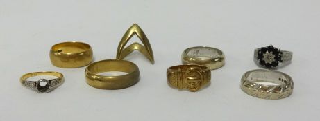 Eight assorted 9ct gold rings, approx 33.4gms.