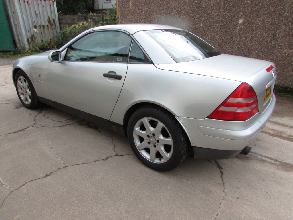 SILVER MERCEDES SLK230 TWO DOOR CONVERTIBLE, 2298CC PETROL, REGISTERED 09/10/96 XXI 4945, MOT - Image 5 of 10