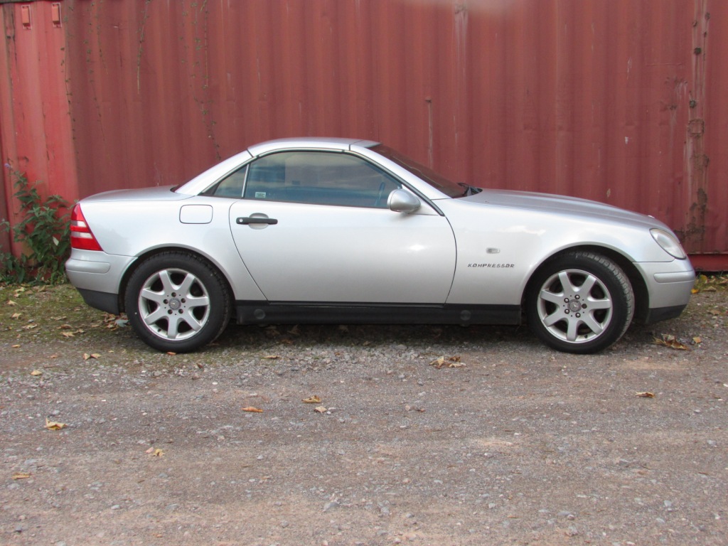 SILVER MERCEDES SLK230 TWO DOOR CONVERTIBLE, 2298CC PETROL, REGISTERED 09/10/96 XXI 4945, MOT - Image 4 of 10