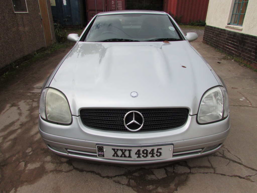 SILVER MERCEDES SLK230 TWO DOOR CONVERTIBLE, 2298CC PETROL, REGISTERED 09/10/96 XXI 4945, MOT - Image 3 of 10