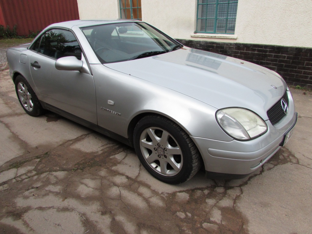 SILVER MERCEDES SLK230 TWO DOOR CONVERTIBLE, 2298CC PETROL, REGISTERED 09/10/96 XXI 4945, MOT - Image 2 of 10