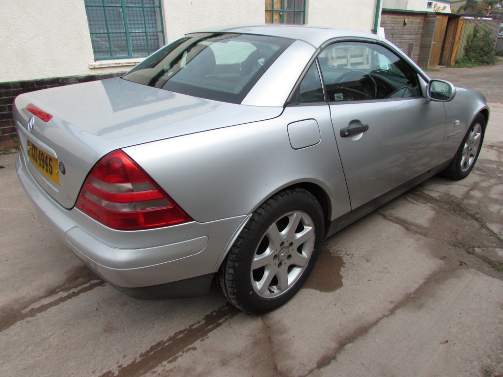 SILVER MERCEDES SLK230 TWO DOOR CONVERTIBLE, 2298CC PETROL, REGISTERED 09/10/96 XXI 4945, MOT - Image 6 of 10